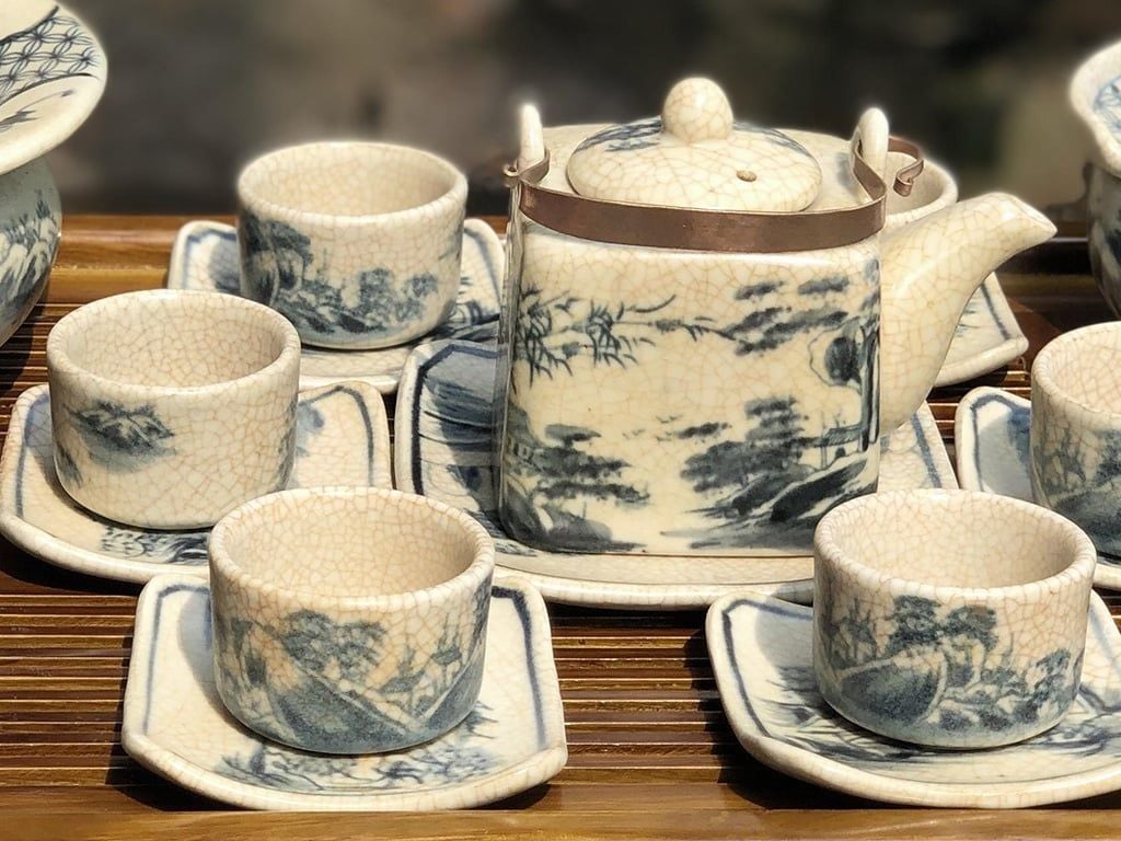 Ấm chén men rạn vẽ đồng quê dáng vuông đầy đủ phụ kiện
