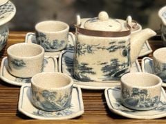 Ấm chén men rạn vẽ đồng quê dáng vuông đầy đủ phụ kiện