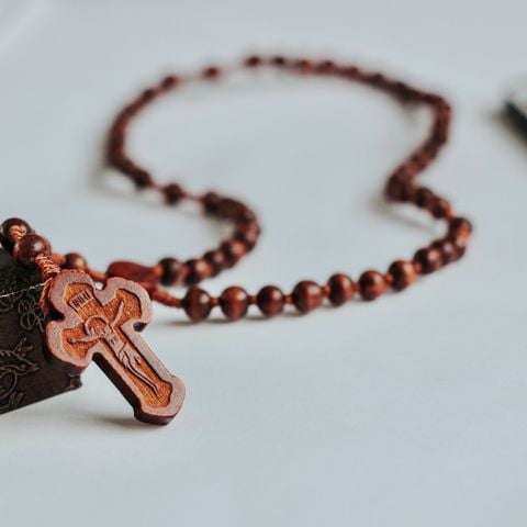  Chuỗi Mân Côi Gỗ Cẩm Lai 50 Hạt 