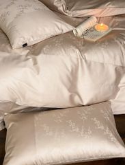  Chăn ga gối chất satin thêu hoa sang trọng 