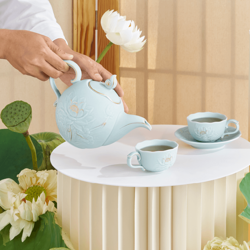 Bộ trà 0.7 L - Sen - Men Ngọc Sương Mờ (Trang Trí Vàng)