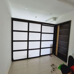 Vách cửa lùa gỗ kết hợp mica mẫu CL02
