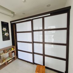 Vách cửa lùa gỗ kết hợp mica mẫu CL02
