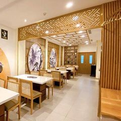 Mẫu vách ngăn nhà hàng bằng gỗ đẹp NH01