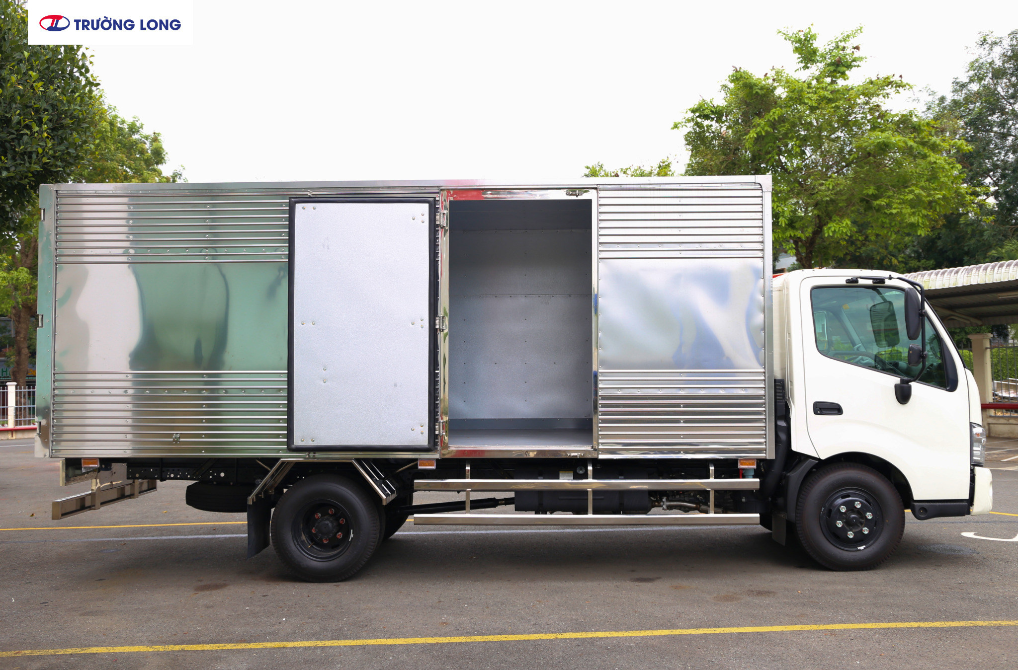 HINO XZU 720 EURO 5 - Xe thùng kín 3 tấn 5