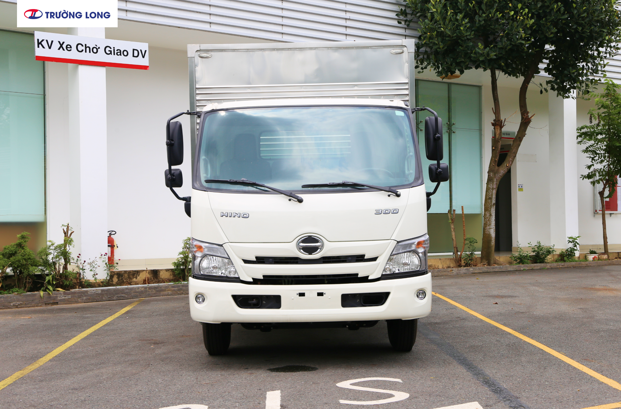 HINO XZU 720 EURO 5 - Xe thùng kín 3 tấn 5