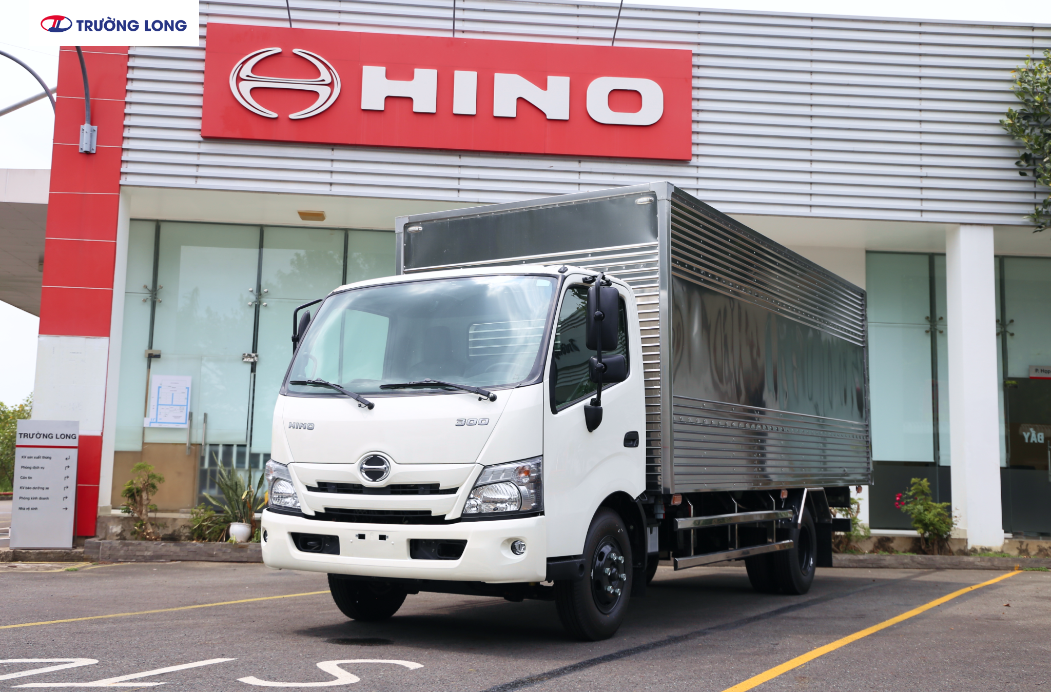 HINO XZU 720 EURO 5 - Xe thùng kín 3 tấn 5