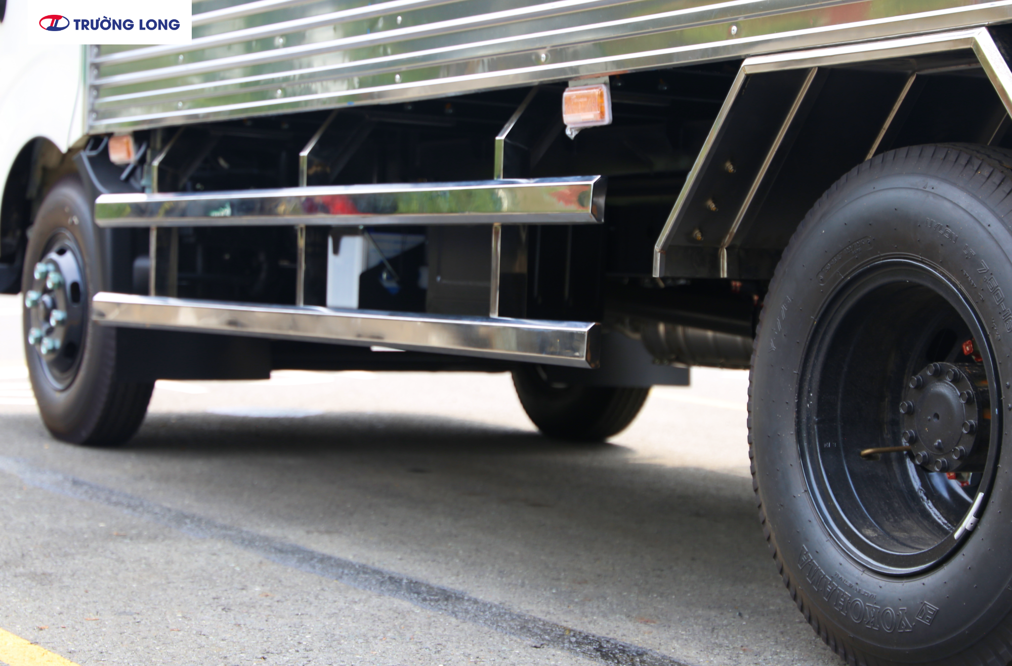 HINO XZU 720 EURO 5 - Xe thùng kín 3 tấn 5