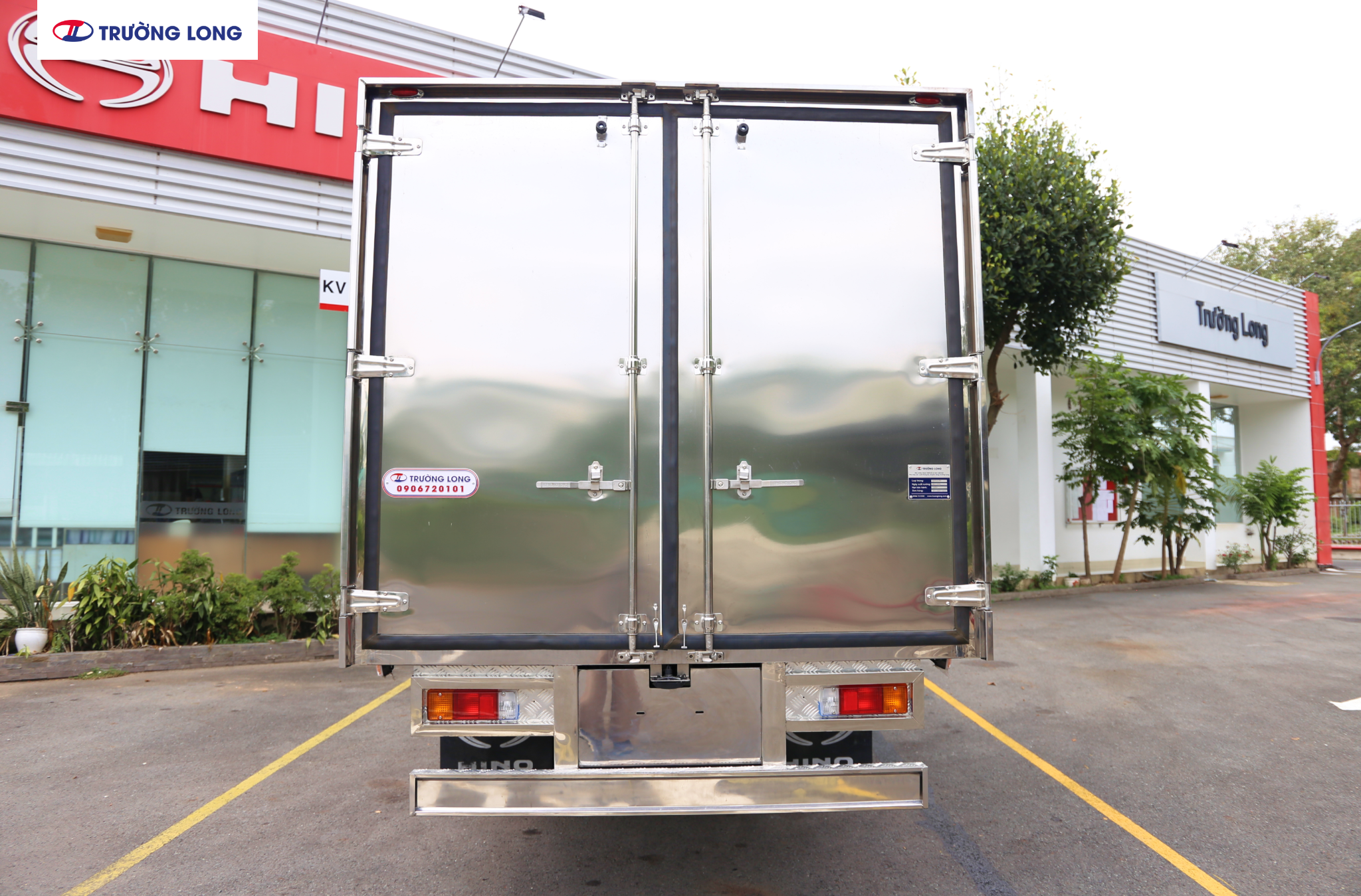 HINO XZU 720 EURO 5 - Xe thùng kín 3 tấn 5