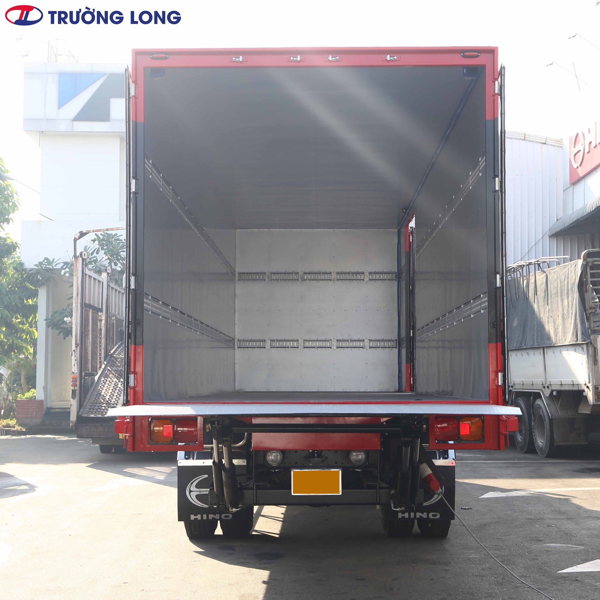 Xe Tải Hino 8 Tấn Thùng Kín 10M Lắp Bàn Nâng