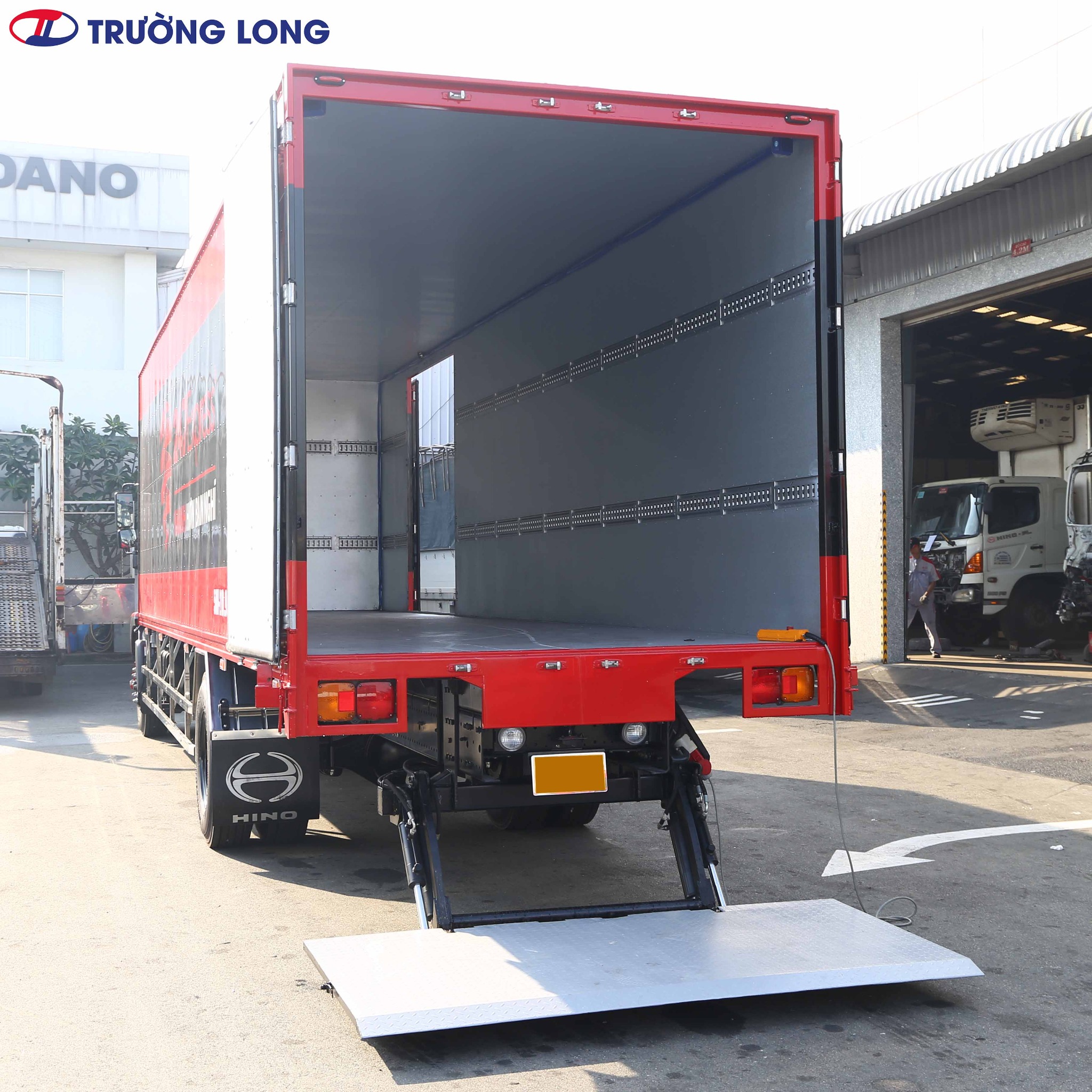 Xe Tải Hino 8 Tấn Thùng Kín 10M Lắp Bàn Nâng