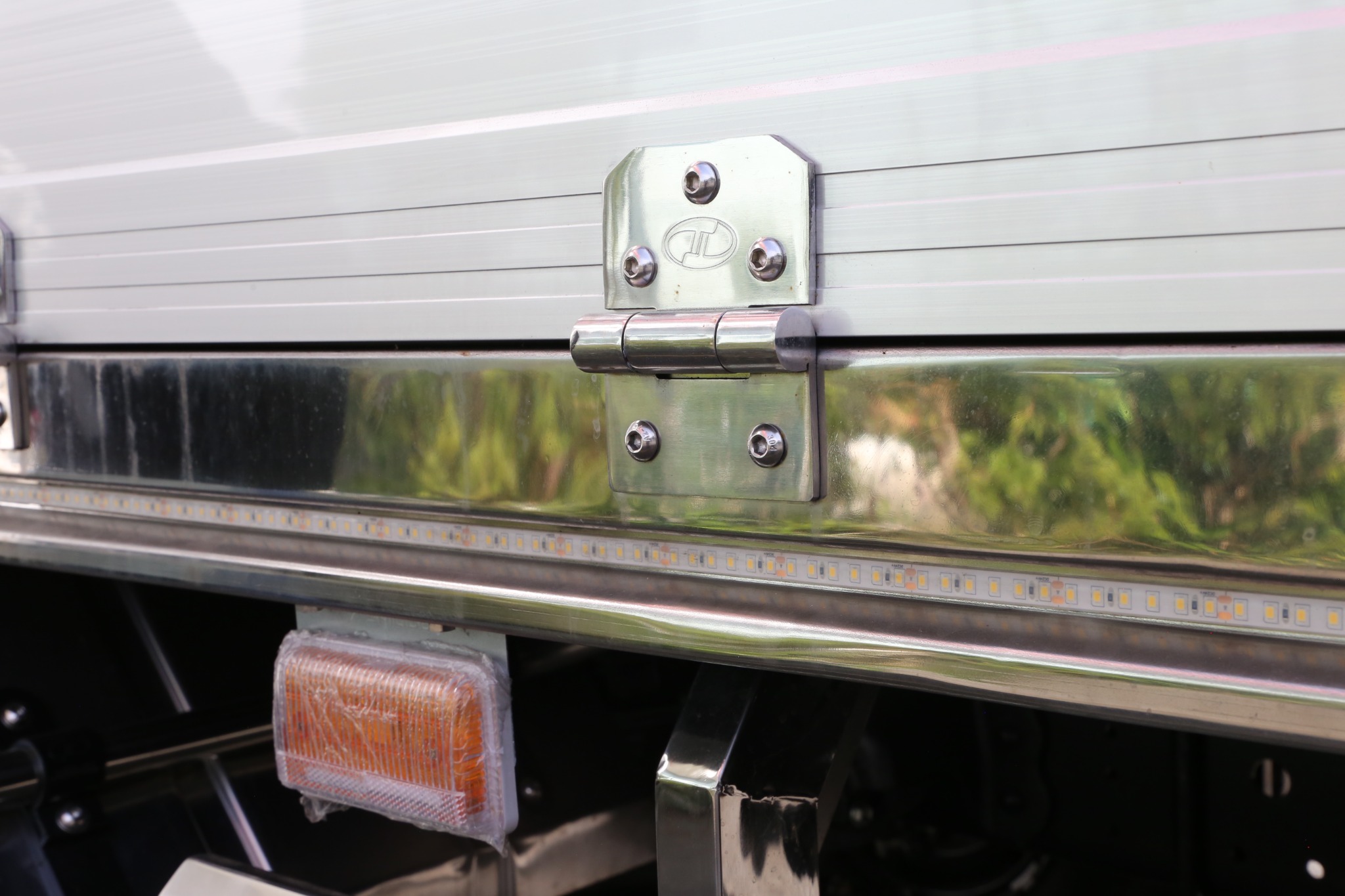 HINO XZU 730 EURO 5 - Xe tải 4t7 thùng mui bạt