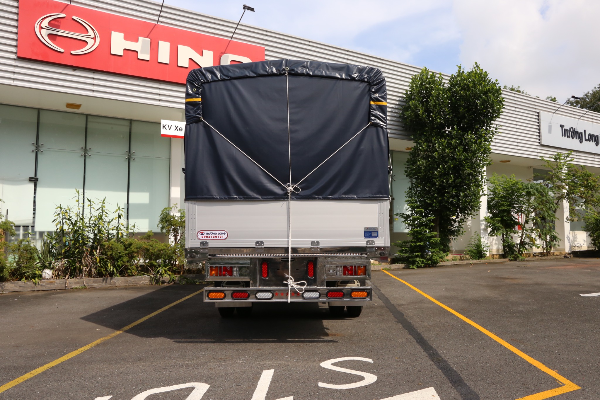 HINO XZU 730 EURO 5 - Xe tải 4t7 thùng mui bạt