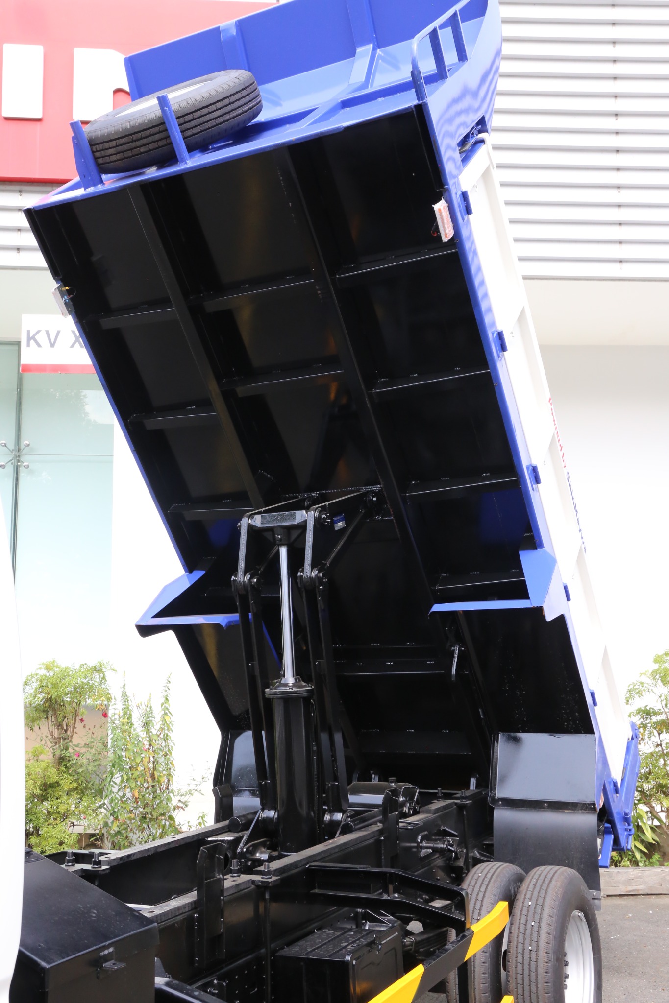 HINO XZU 650L EURO 5 - Xe ben 3t5 thùng ben 2,9 khối