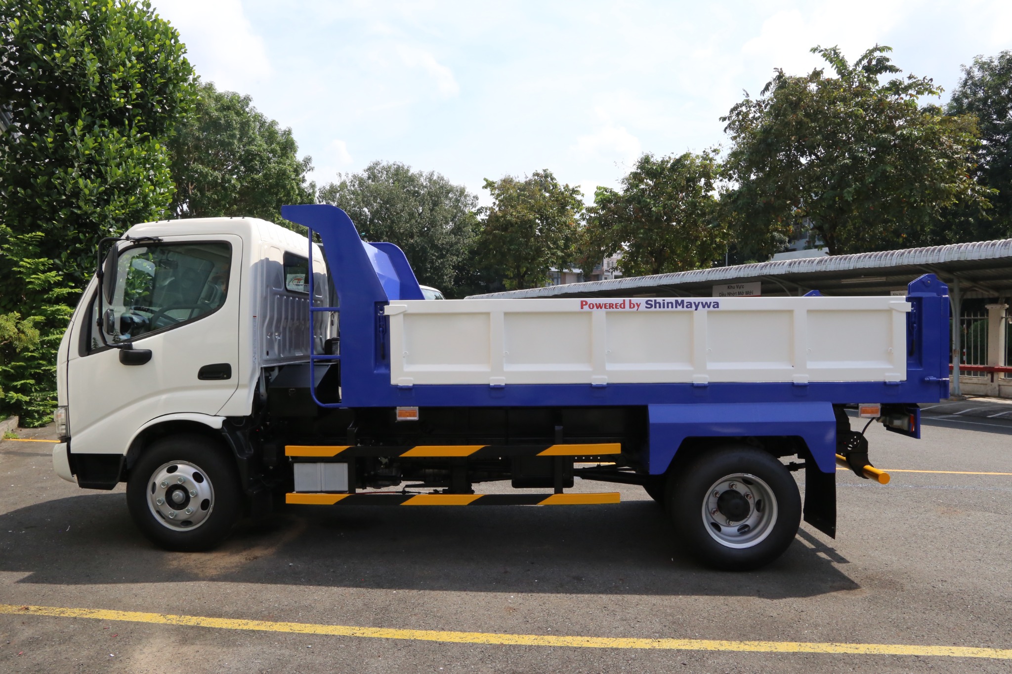 HINO XZU 650L EURO 5 - Xe ben 3t5 thùng ben 2,9 khối