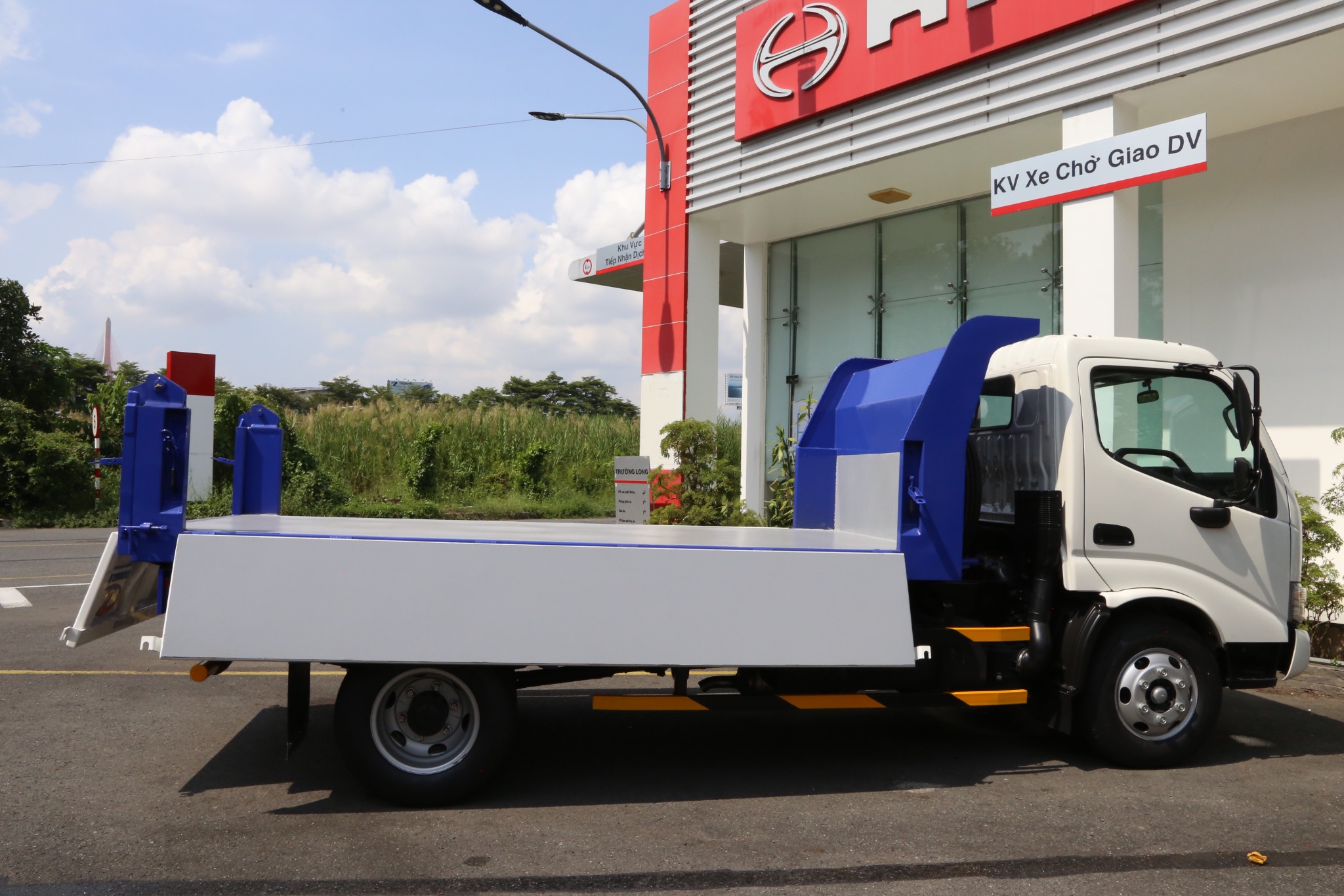 HINO XZU 650L EURO 5 - Xe ben 3t5 thùng ben 2,9 khối