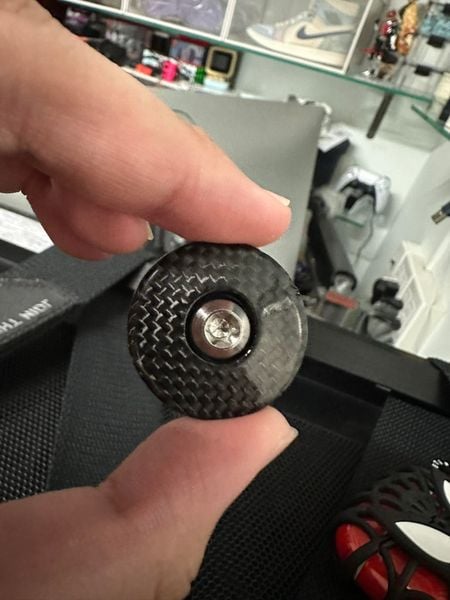 nap-che-chan-guong-carbon