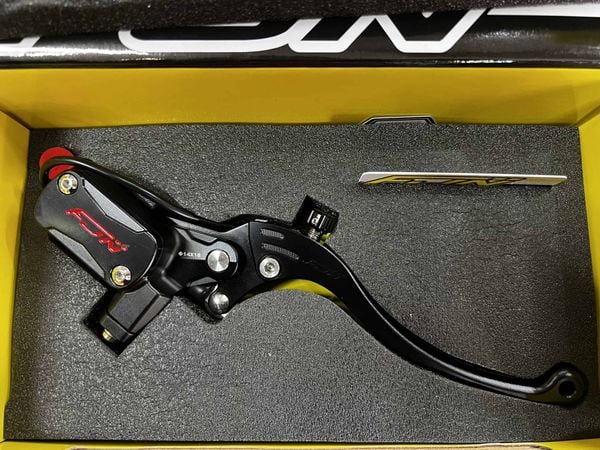 tay-thang-fjn-ex11-den-ben-phai-binh-dau-lien