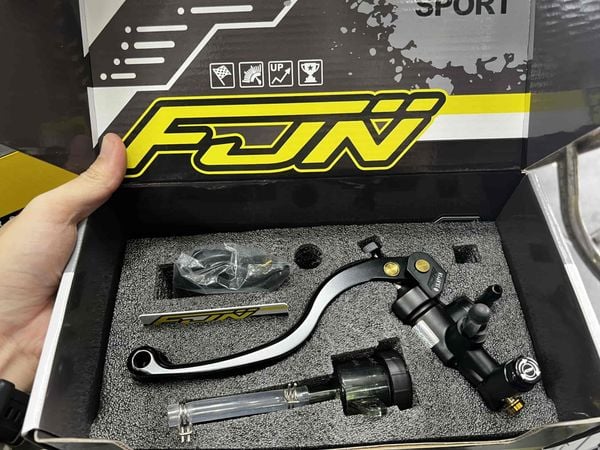 tay-thang-fjn-ben-trai-mau-den