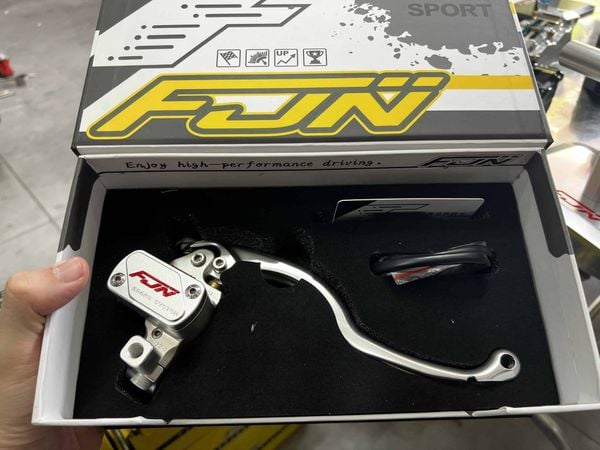 tay-thang-fjn-ex9-binh-dau-lien-phai-den