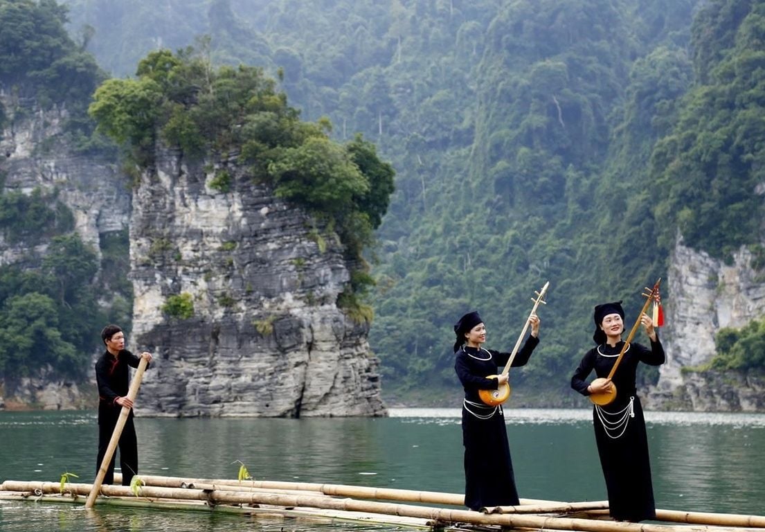 Local people in boat floating in Na Hang Lake