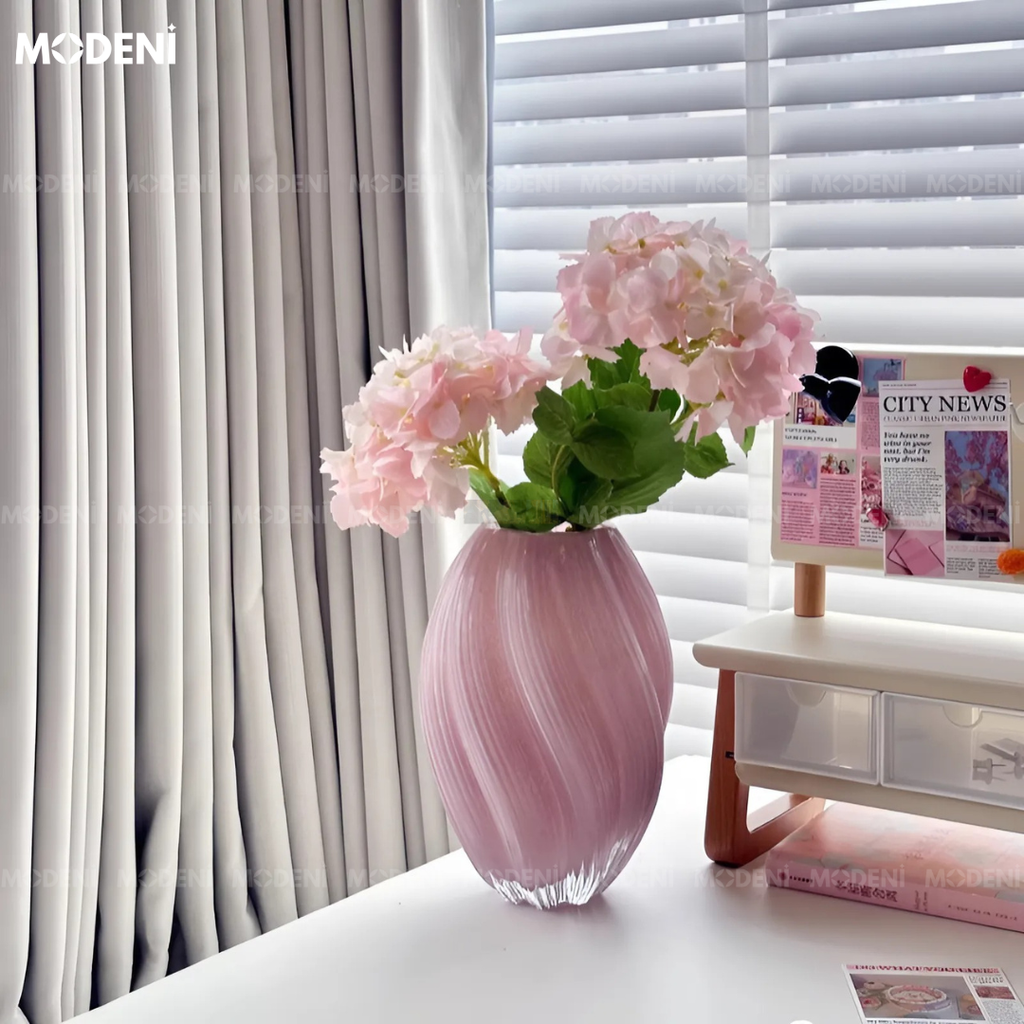 Bình Hoa Binky Thủy Tinh Pastel Hồng Nhạt Cao Cấp – Vân Lượn Mềm Như Sóng Gió Sớm | Decor Góc Chill Dịu Dàng & Tươi Sáng