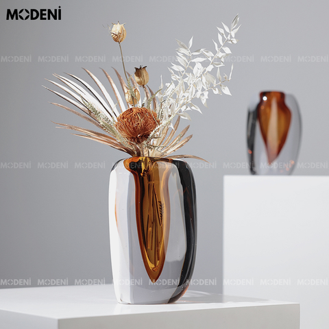 Bình hoa thủy tinh Luminous màu hổ phách đặt trên bàn trắng – hiện đại và tinh tế