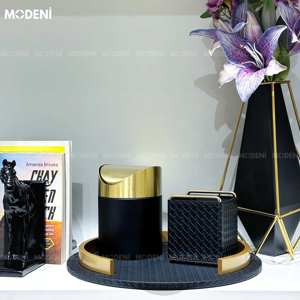 Thùng Rác Mini Để Bàn Faye – Thùng rác mini sang trọng – Nắp lật mạ vàng tiện dụng – Kích thước nhỏ gọn 16.8 x 12 cm phù hợp góc bàn hiện đại