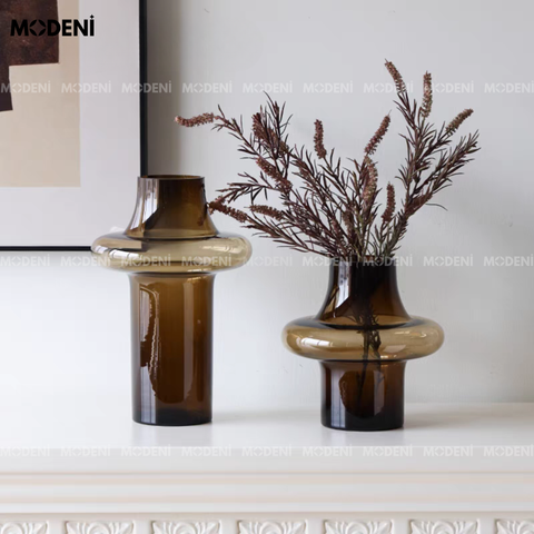 Bình Hoa Thủy Tinh Nghệ Thuật Artisan size lớn đặt trên kệ tủ trắng cùng tranh treo tường tối giản.