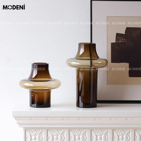 Bình Hoa Thủy Tinh Nghệ Thuật Artisan size lớn đặt trên kệ tủ trắng cùng tranh treo tường tối giản.