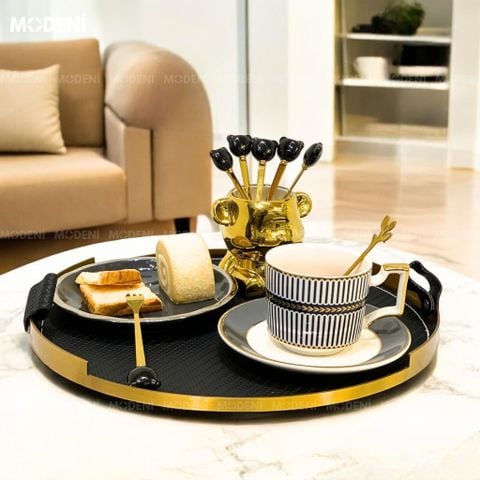 Khay Basil mạ vàng đặt tượng trang trí và lọ hoa trên bàn khách