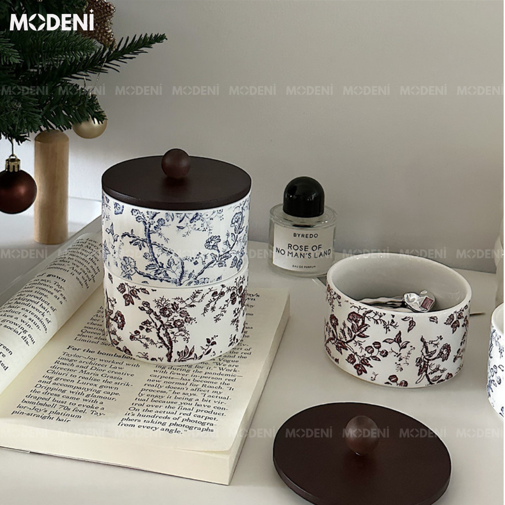 Lọ Đựng Palm Màu Đỏ – Hũ Sứ Nắp Gỗ Đựng Trà Bánh Kẹo – Hoa Văn Cổ Sang Trọng Vintage – Decor Tủ Kệ Đậm Gu