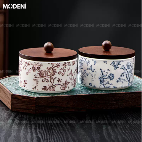 Lọ đựng Palm màu đỏ họa tiết vintage đặt trên khay gỗ sang trọng