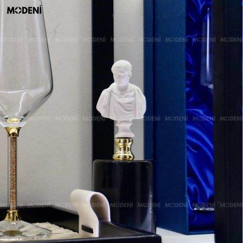 Tượng Audrey phong cách Hy Lạp đặt trên đế đá cẩm thạch đen