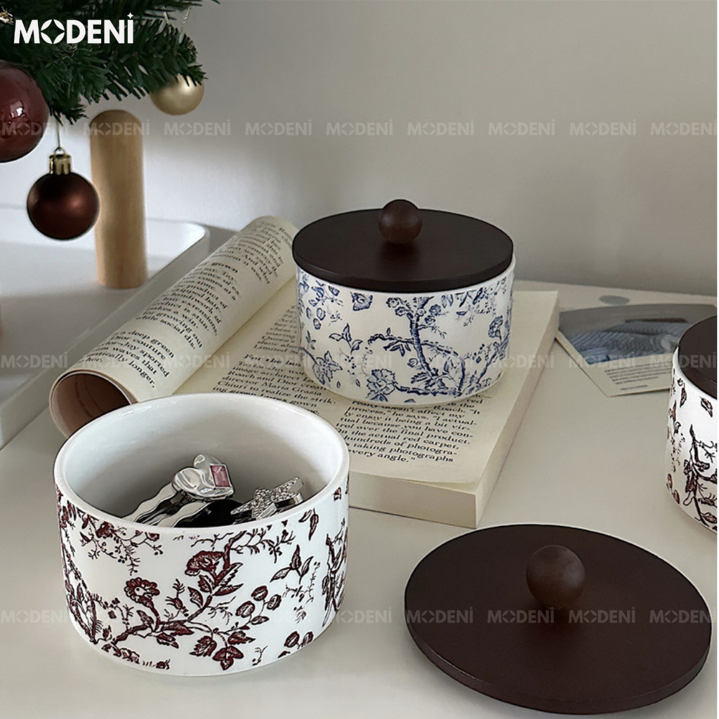 Lọ Đựng Palm Màu Đỏ – Hũ Sứ Nắp Gỗ Đựng Trà Bánh Kẹo – Hoa Văn Cổ Sang Trọng Vintage – Decor Tủ Kệ Đậm Gu