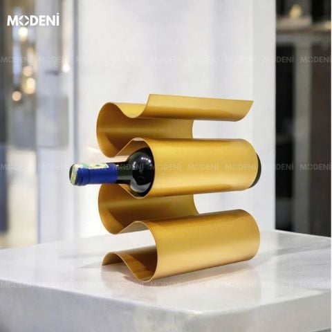 Kệ rượu 4 tầng màu vàng đặt trên bàn đá trong không gian hiện đại