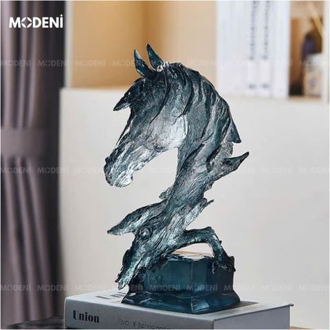 Tượng ngựa Acacia trên bàn kệ sách decor phong cách hiện đại tối giản