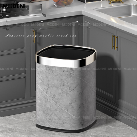 Thùng rác Rowan xám viền bạc đặt ở góc bếp hiện đại – nổi bật với thiết kế vân đá.