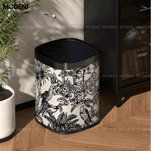 Thùng rác Edward Đen đặt cạnh tủ bếp với họa tiết rừng nhiệt đới nổi bật.