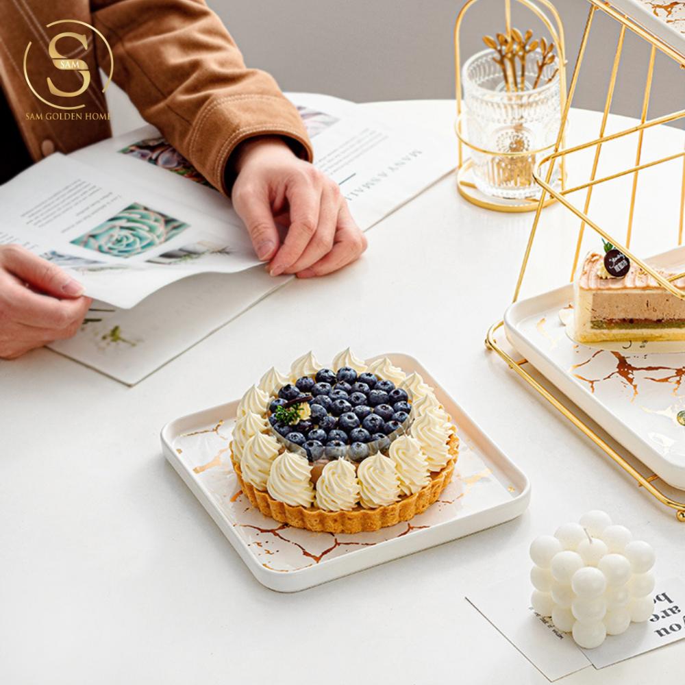 Khay 2 Tầng Bondine – Khung Kim Loại Mạ Vàng Cao Cấp, Đĩa Marble Trắng Nghệ Thuật – Decor Tiệc Trà, Đựng Bánh Trái, Snack Sang Trọng Châu Âu
