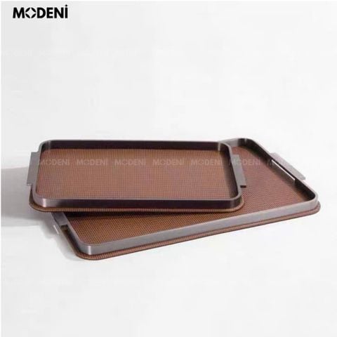 Khay trang trí Kaylin nâu đặt trên bàn sofa với decor sang trọng