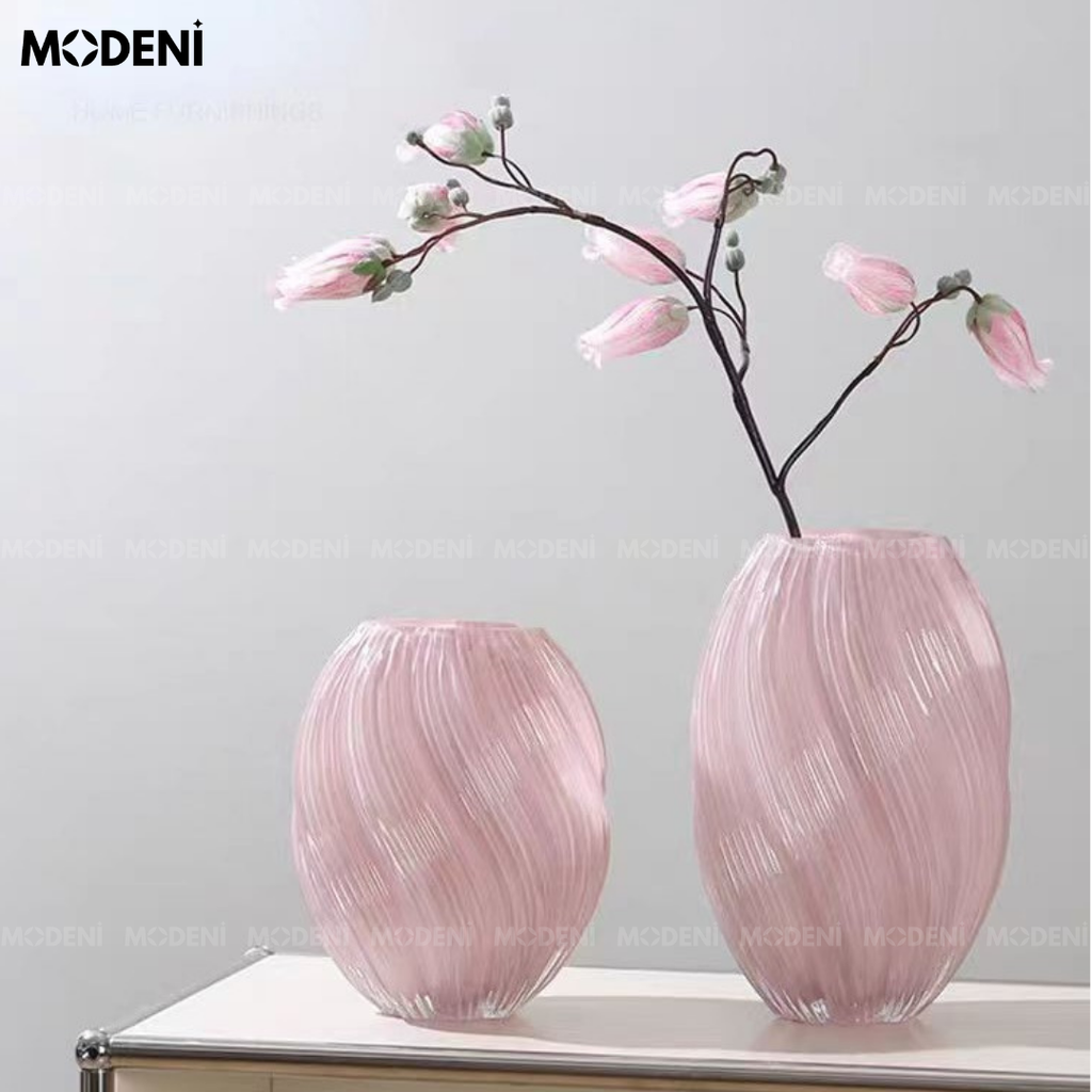 Bình Hoa Binky Thủy Tinh Pastel Hồng Nhạt Cao Cấp – Vân Lượn Mềm Như Sóng Gió Sớm | Decor Góc Chill Dịu Dàng & Tươi Sáng