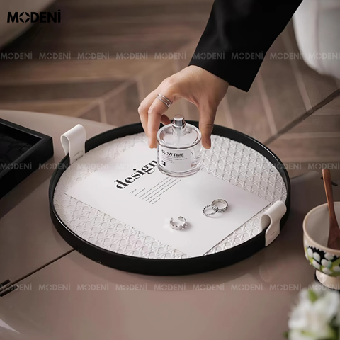 Khay tròn Astrid màu trắng, chất liệu PPS cứng nhẹ, tone hiện đại – sang trọng, thích hợp đựng vật dụng nhỏ.