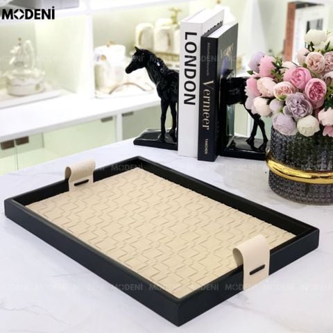 Khay Keva màu kem đặt trên bàn decor hiện đại với sách và hoa.