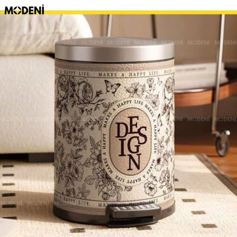 Thùng rác hoạ tiết retro màu trắng đặt trong phòng khách với thảm lông sang trọng.