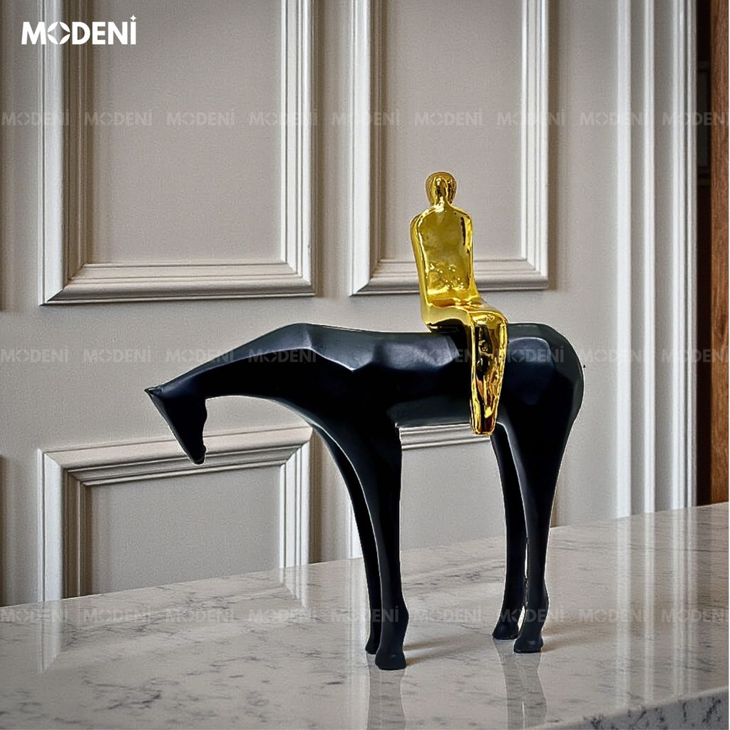 Tượng Trang Trí Nomad Nghệ Thuật – Hình Người Cưỡi Ngựa Mạ Vàng – Decor Kệ, Bàn Làm Việc Phong Cách Hiện Đại