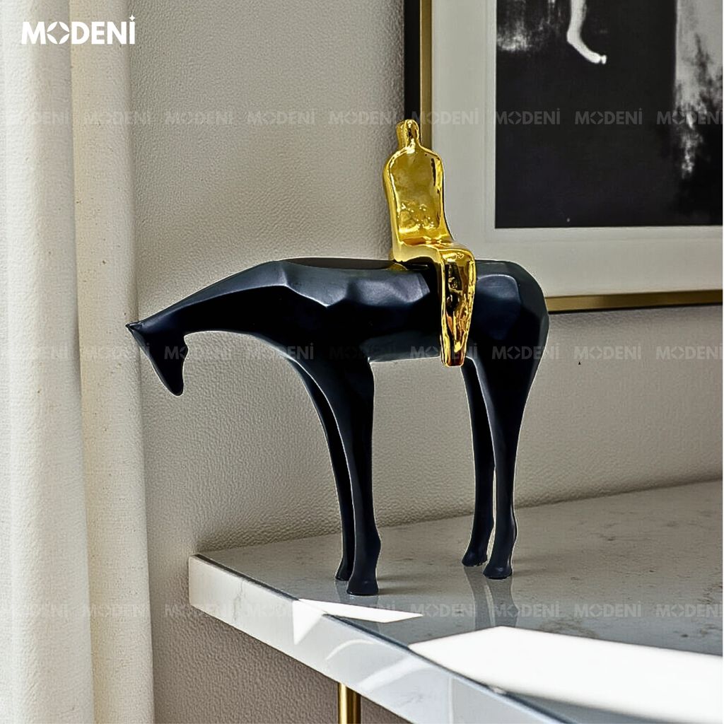 Tượng Trang Trí Nomad Nghệ Thuật – Hình Người Cưỡi Ngựa Mạ Vàng – Decor Kệ, Bàn Làm Việc Phong Cách Hiện Đại
