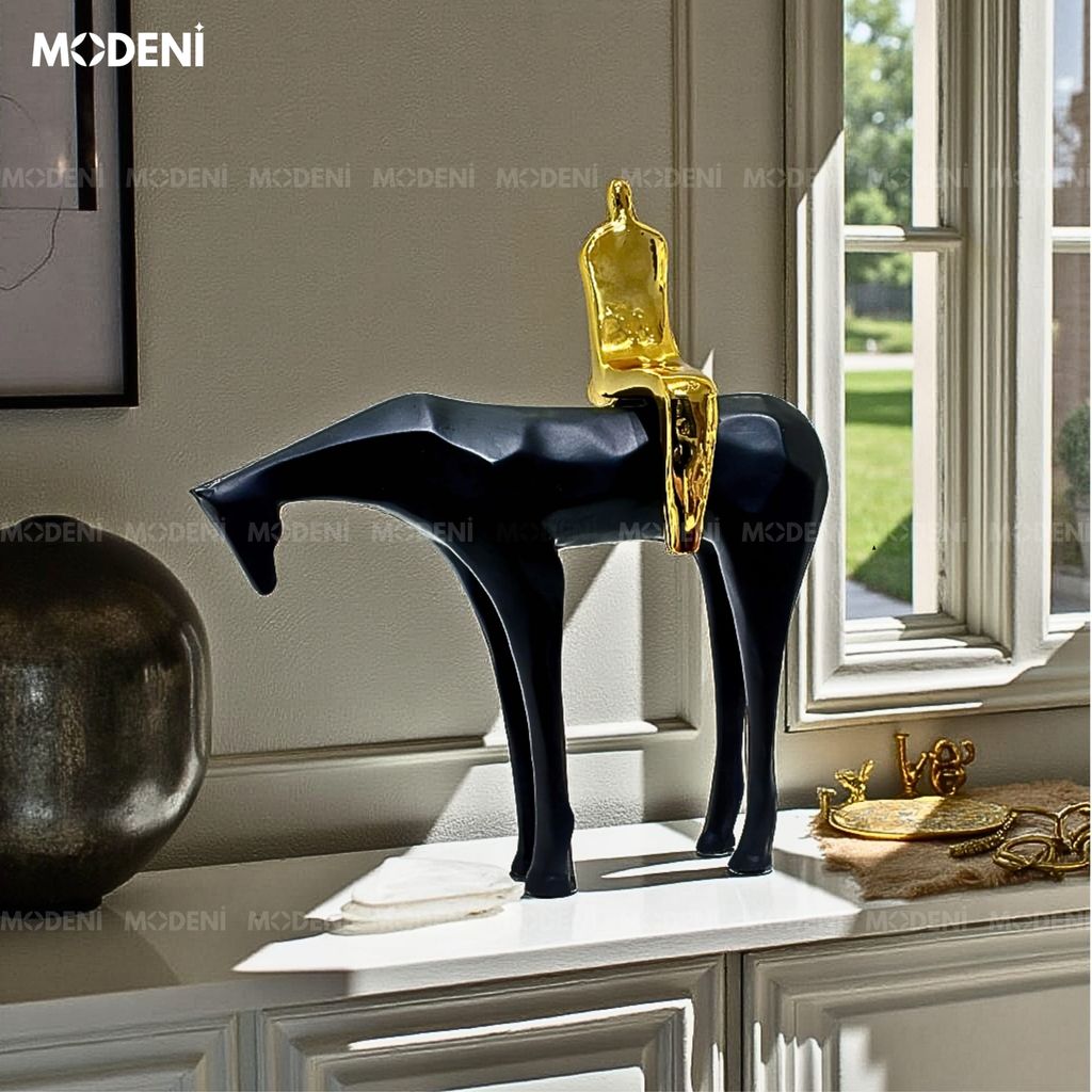 Tượng Trang Trí Nomad Nghệ Thuật – Hình Người Cưỡi Ngựa Mạ Vàng – Decor Kệ, Bàn Làm Việc Phong Cách Hiện Đại