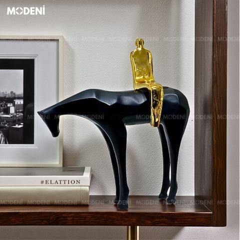Tượng người ngồi trên ngựa Nomad – phù hợp decor bàn làm việc, kệ sách, tủ tường nghệ thuật.