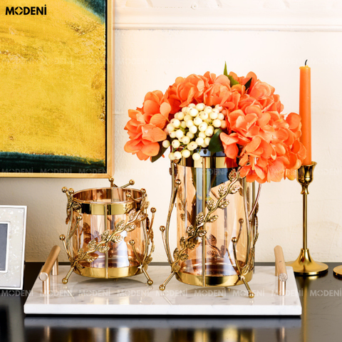 Bình hoa thủy tinh Rosy phối vàng sang trọng đặt trên bàn console hiện đại